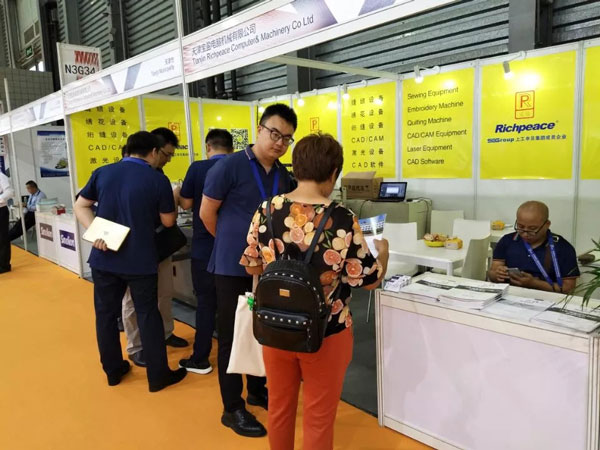 參觀富怡三合一電腦裁床 參觀富怡三合一電腦裁床