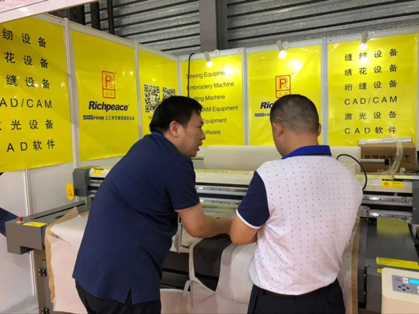 參觀富怡三合一電腦裁床展機(jī) 參觀富怡三合一電腦裁床展機(jī)