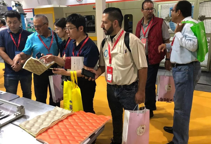 全自動兩用鋪布機(jī)華麗亮相