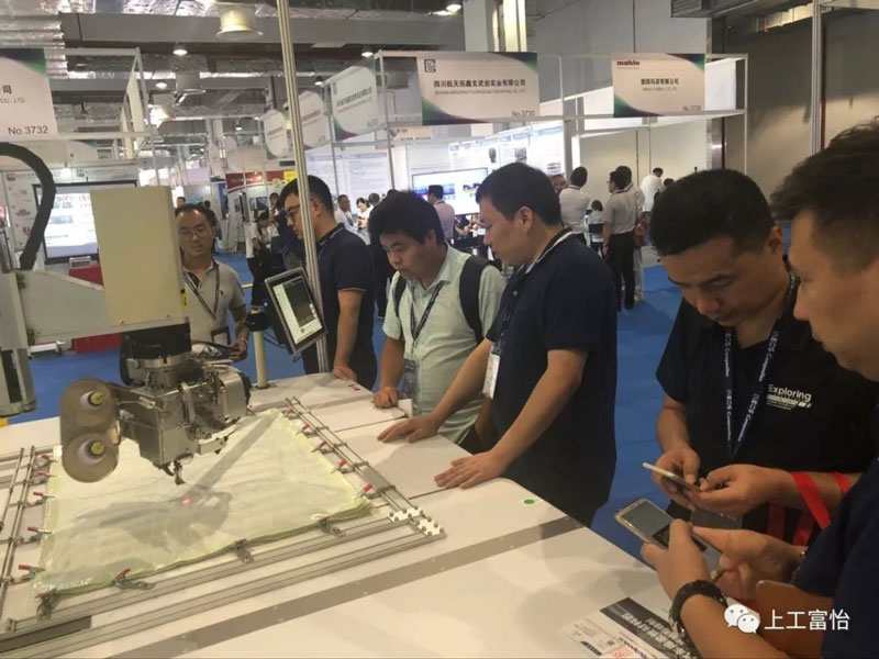 富怡復(fù)合布線電腦機展出后很多專業(yè)客戶駐足咨詢 富怡復(fù)合布線電腦機展出后很多專業(yè)客戶駐足咨詢4.jpg