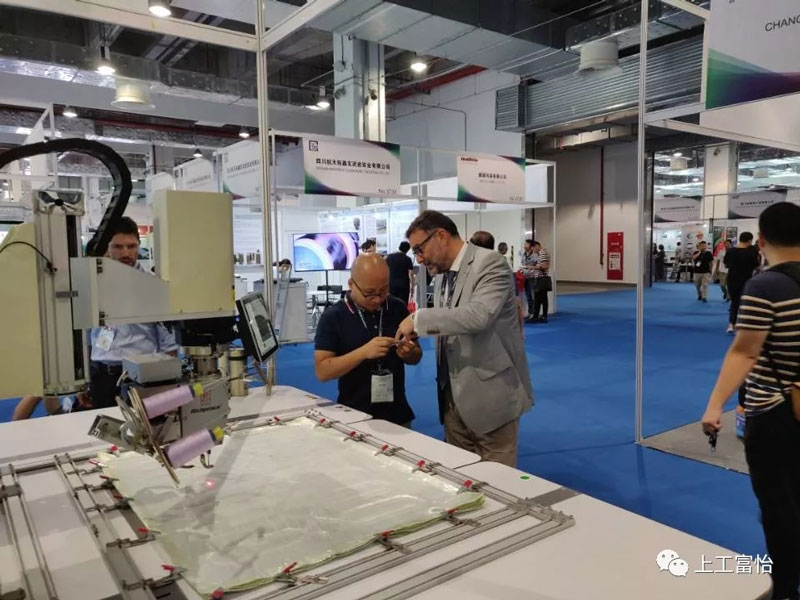 富怡復(fù)合布線電腦機展出后很多專業(yè)客戶駐足咨詢 富怡復(fù)合布線電腦機展出后很多專業(yè)客戶駐足咨詢5.jpg